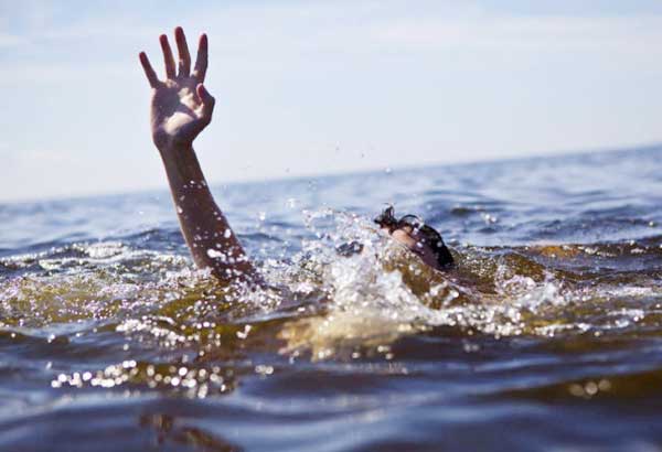 Qizlar suv ostida shox sorishadi