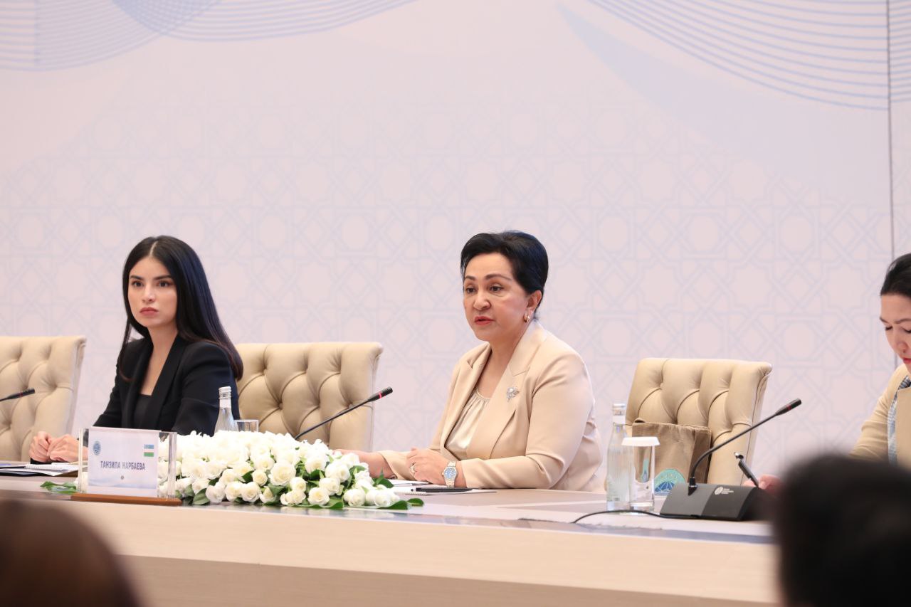 Silikonsiz qizlar porno videolari, virussiz yulduzlar Guruhlar haqida onlayn video