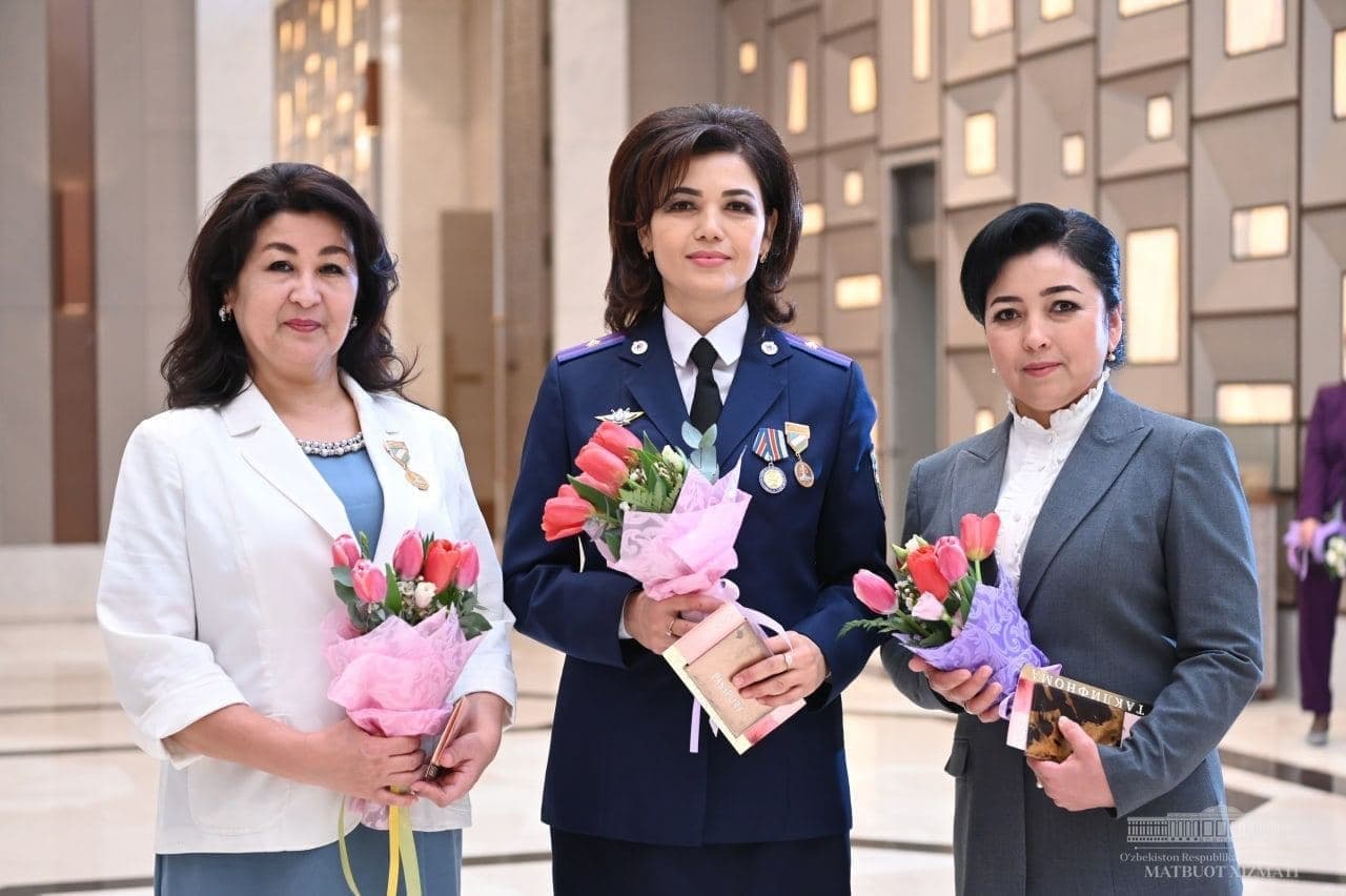 Yubka ostidagi mushukning fotosuratlari